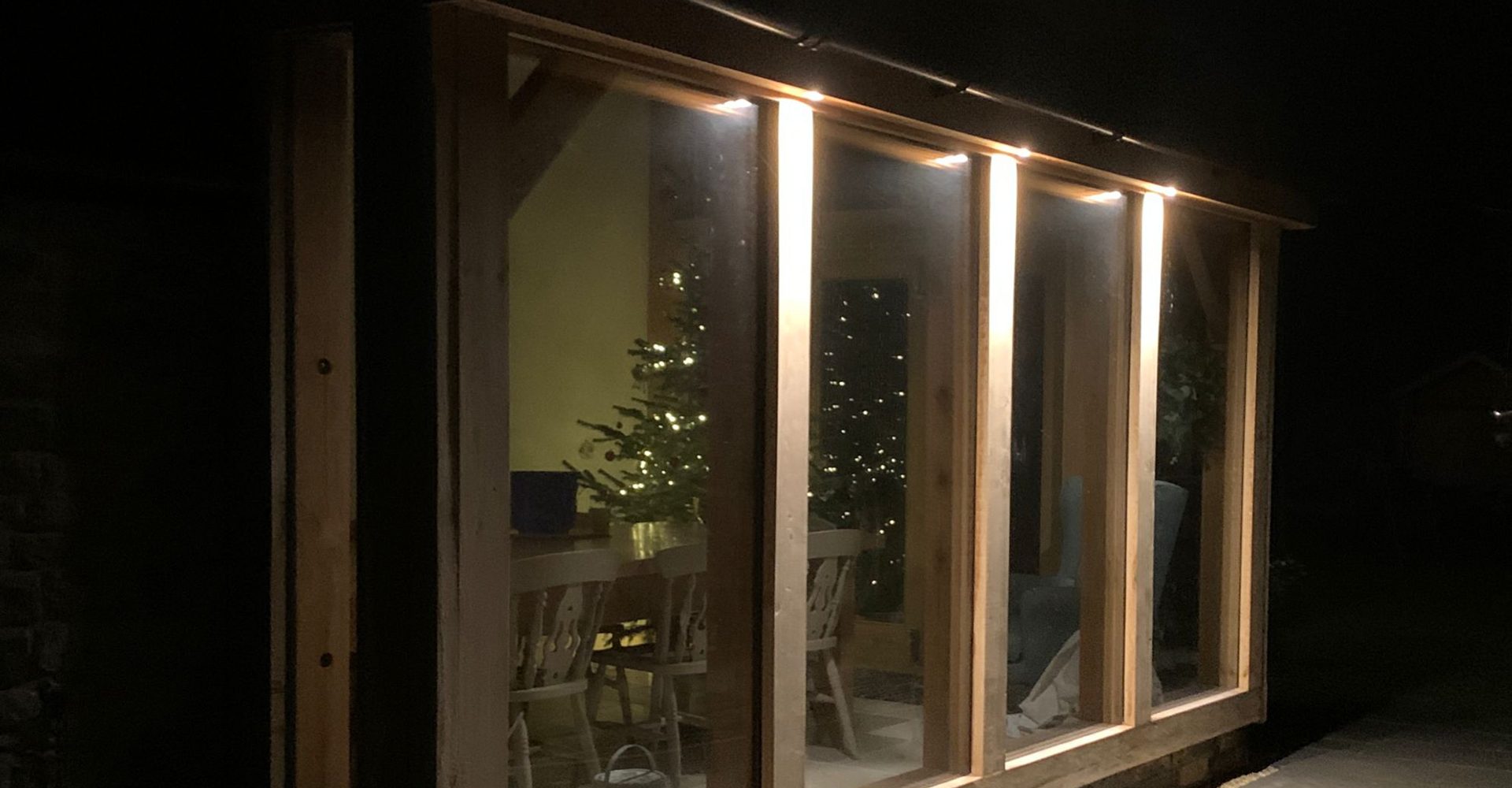 banner-oak-frame-night